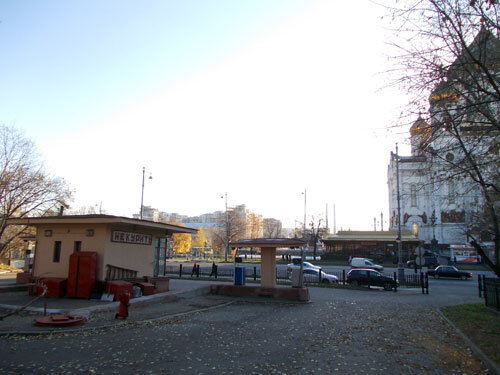 Автозаправка расположена напротив храма Христа Спасителя, на месте которого планировали возвести Дом Советов