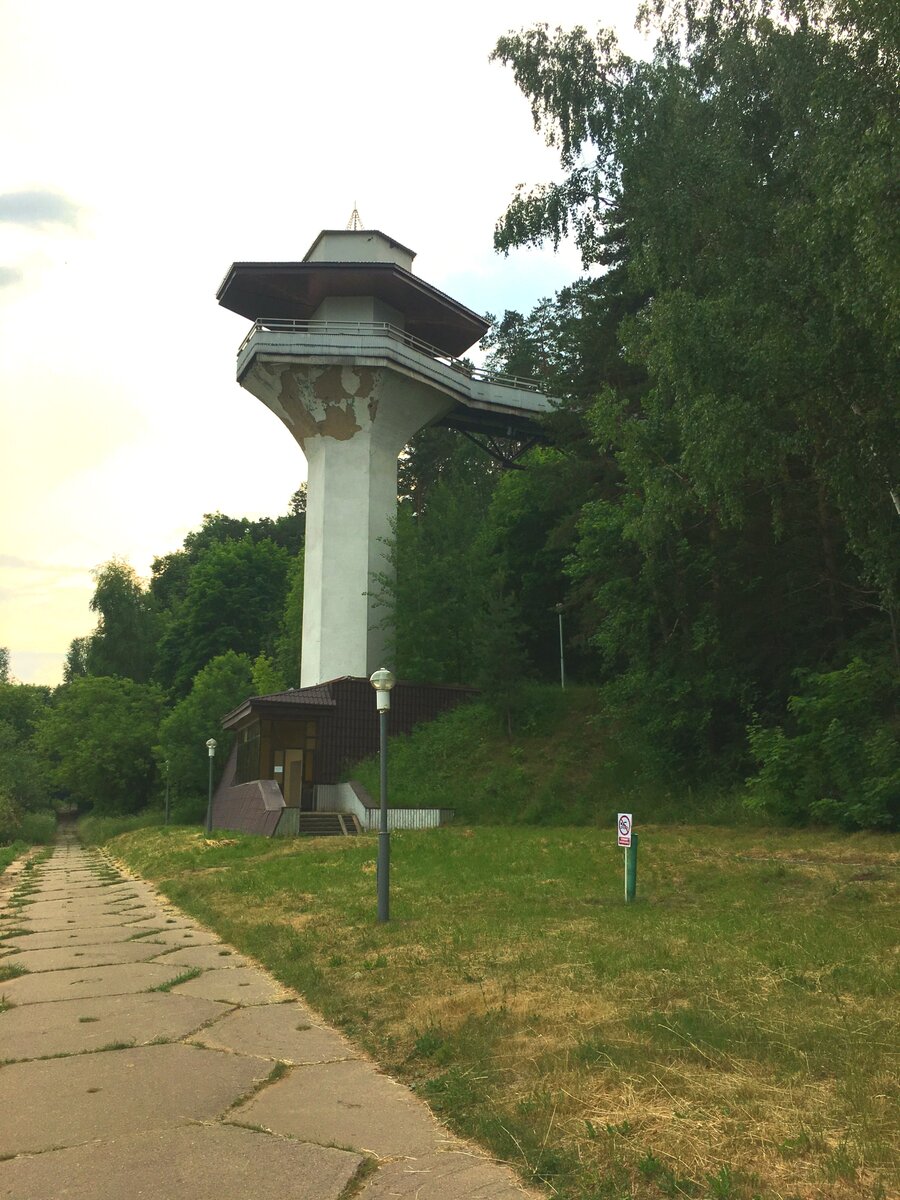 Еще один сильный объект: прибрежный лифт, который курсирует от санатория к набережной и обратно. 