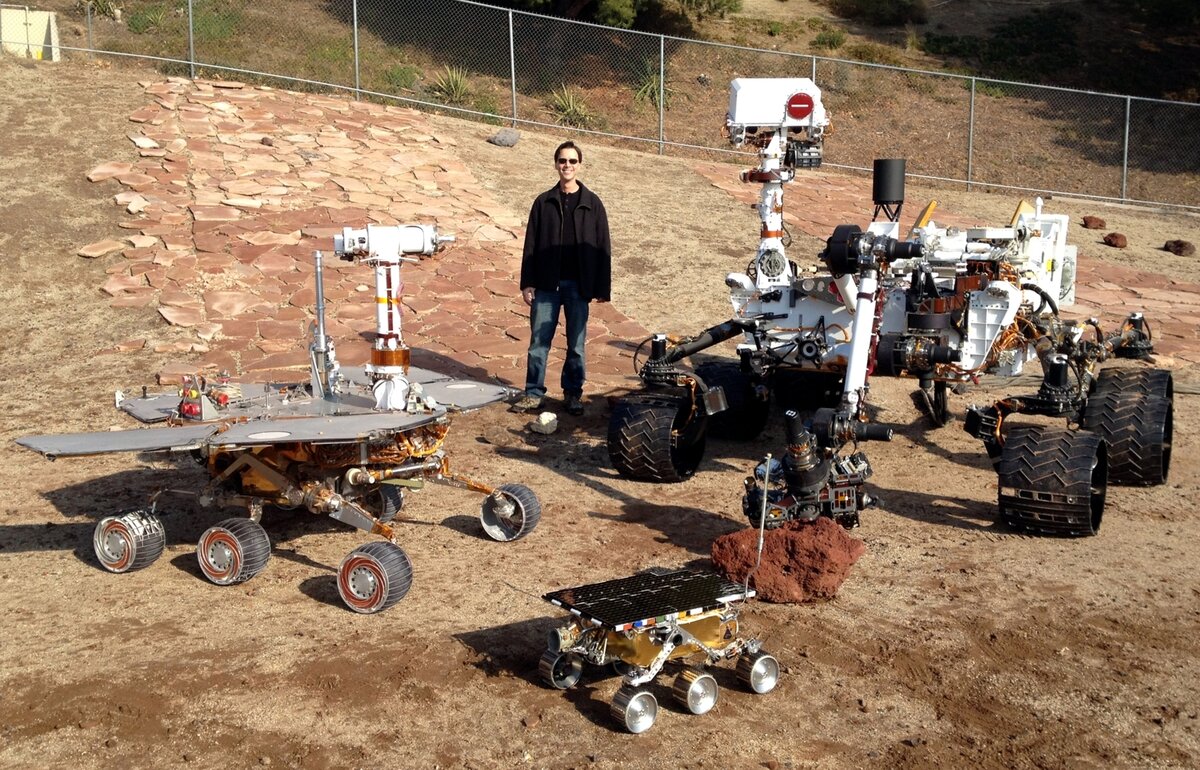 Слева направо: роверы Opportunity, Spirit, Curiosity. Фото NASA