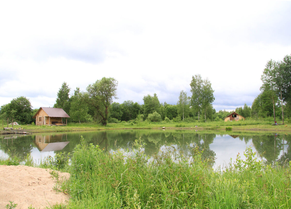 Малый пруд, баня слева.