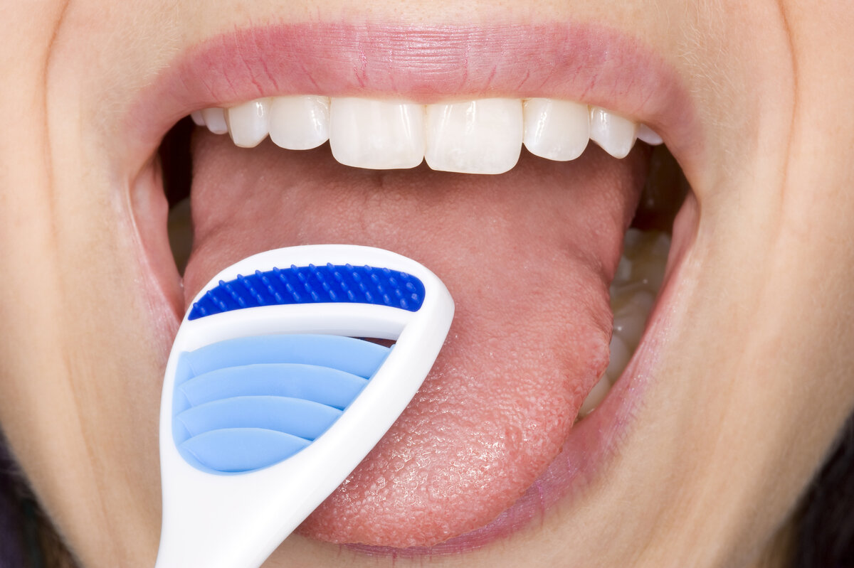 Освежить полость рта. Щетка для чистки языка. Гигиена зубов. Стоматологические чистки для языка.