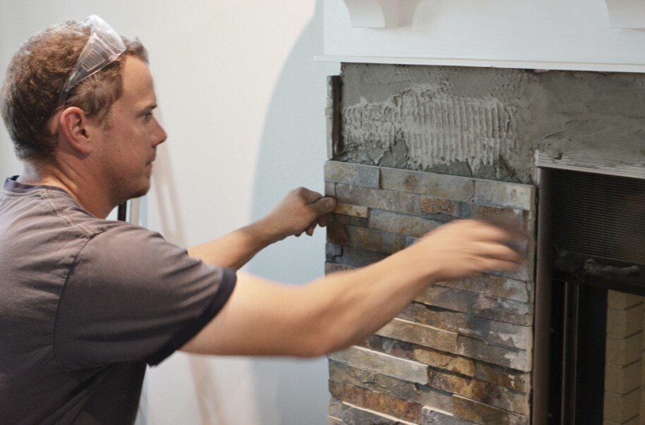 Существует множество дизайнерских решений для декорирования каминов, но классическая облицовка портала остается востребованной по причине своей практичности и эстетики. Для этого используют цветную глазурованную плитку или печные изразцы.