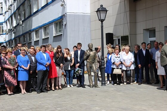 В Туле проходят торжественные мероприятия, посвященные 80-летию создания Туламашзавода. В четверг, 4 июля, состоялось торжественное открытие пространственной скульптурной композиции «Всем поколениям машиностроителей – прошлым, настоящим и будущим – идущим через заводские проходные».