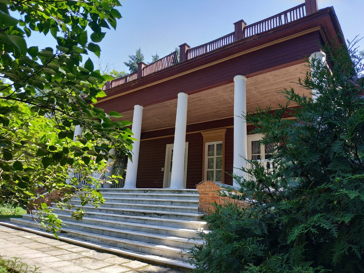 Место: музей-усадьба П.П. Семёнова-Тян-Шанского в 270 км к северо-востоку от Воронежа. Род занятий: научный сотрудник, биограф рода Семёновых-Тян-Шанских.
Точка на карте: деревня Рязанка, Липецкая область.