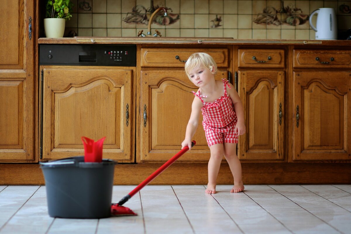 Мытье полов по дням недели. Мытье пола. Не хочу мыть полы. Девушка моет полы. Женщина подметает пол.