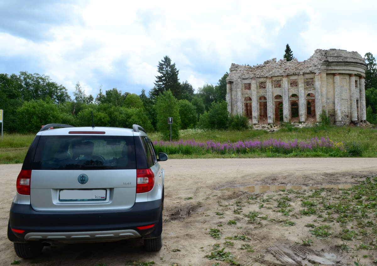 У руин Троицкой церкви в Ленобласти