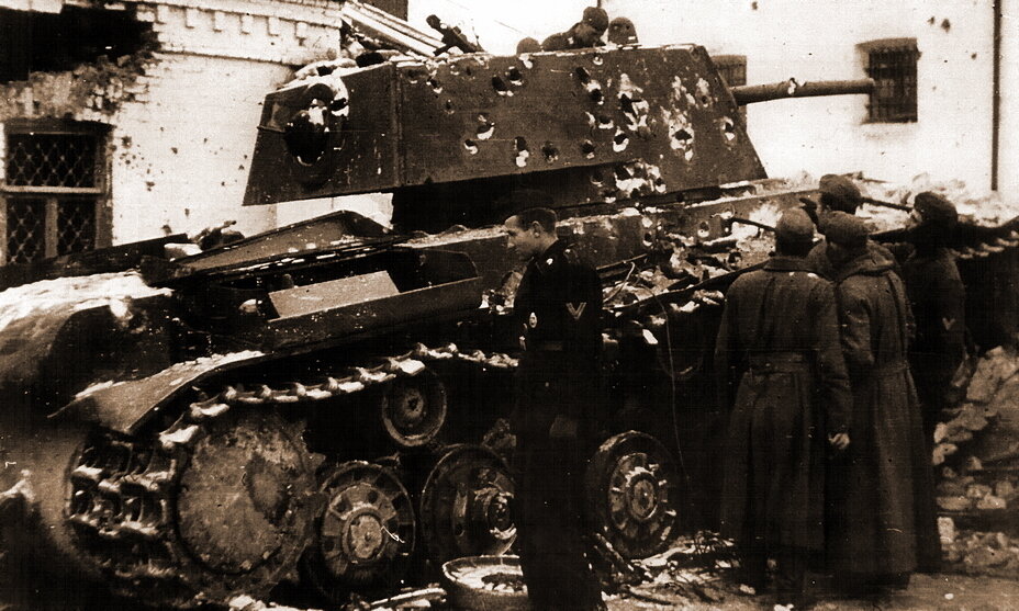 Те самые легендарные КВ-1 лета 41-го с десятками попаданий по бортам и лбу. 