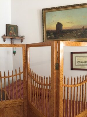 Комната Гоголя находится на мезонином этаже. Фото автора