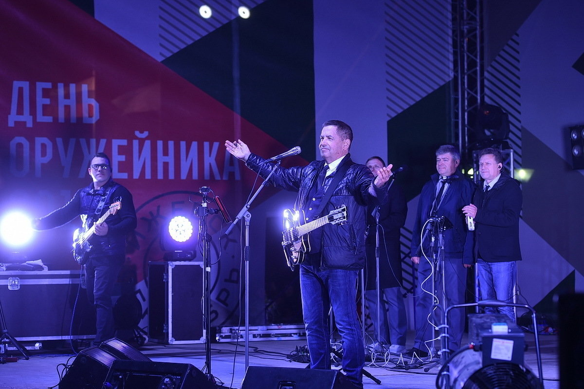 Масштабный конкурс сцена. День оружейников ижевск любэ. Группа любэ концерты 2023. День оружейника 2021. Концерт группы любэ в ижевске в 2003 году.