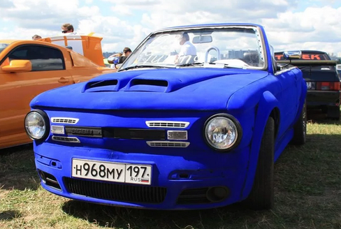 Здравствуйте ,уважаемые читатели ! Несколько лет назад ,ожидая автобуса на остановке ,довелось увидеть кабриолет сделанный из запорожца .Не такой конечно как на фото ,поскромнее сделан был ,но всё-же....