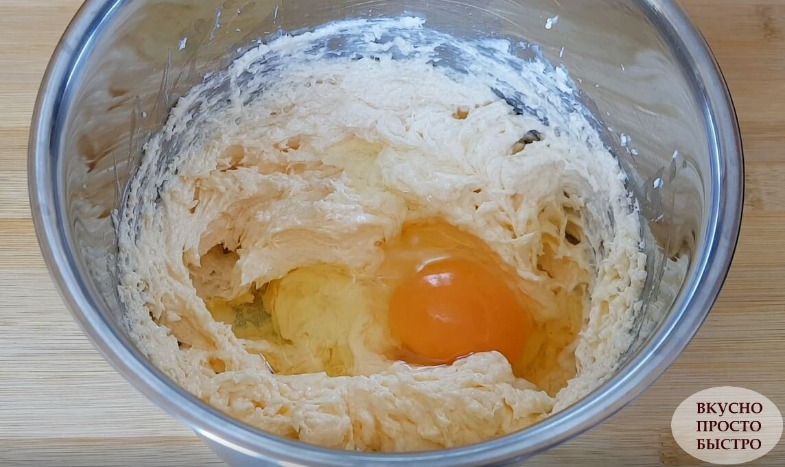 Очень нежные и ароматны! А со сливочно-шоколадным кремом и миндальным орехом – они получаются как мини пирожные!-9