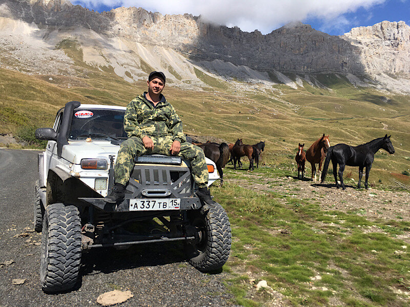 Портрет Димы с НИУАЗом на фоне гор и лошадей