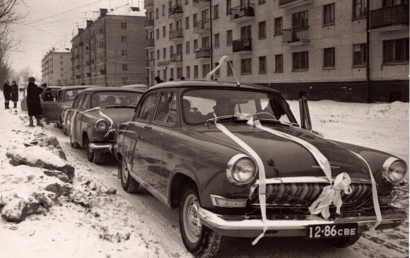 Свадебный кортеж из Нижнего Тагила.