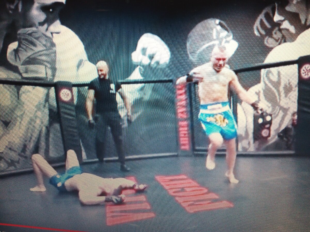 Олег "Монгол" танцует после победы по просьбе зрителей в зале. 