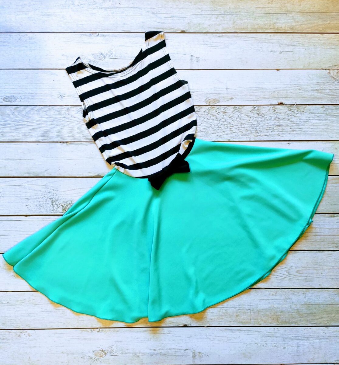 Верх сделан в виде полосатой майки. А низ цвета Тиффани. Вшитый черный пояс с бантиком. Размер М. 