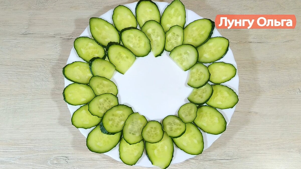 нарезанные огурцы на стол