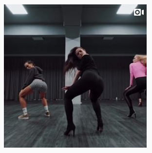 Полина в танце гоу-гоу по цетру. Фото взято из инстаграма девушка. Instagram.com/polinaglen