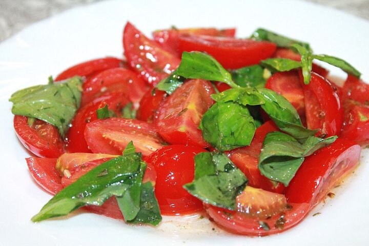 Салат с моцареллой, помидорами черри и руколой: пошаговый рецепт