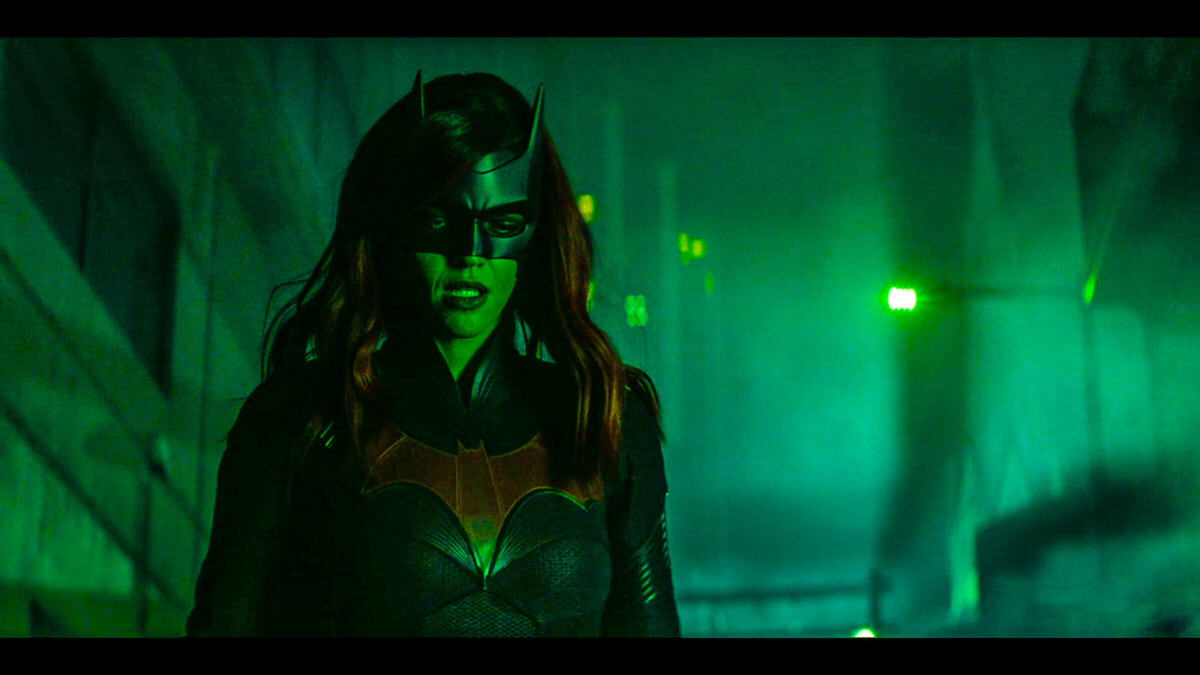 кадр из сериала "БетВумен"