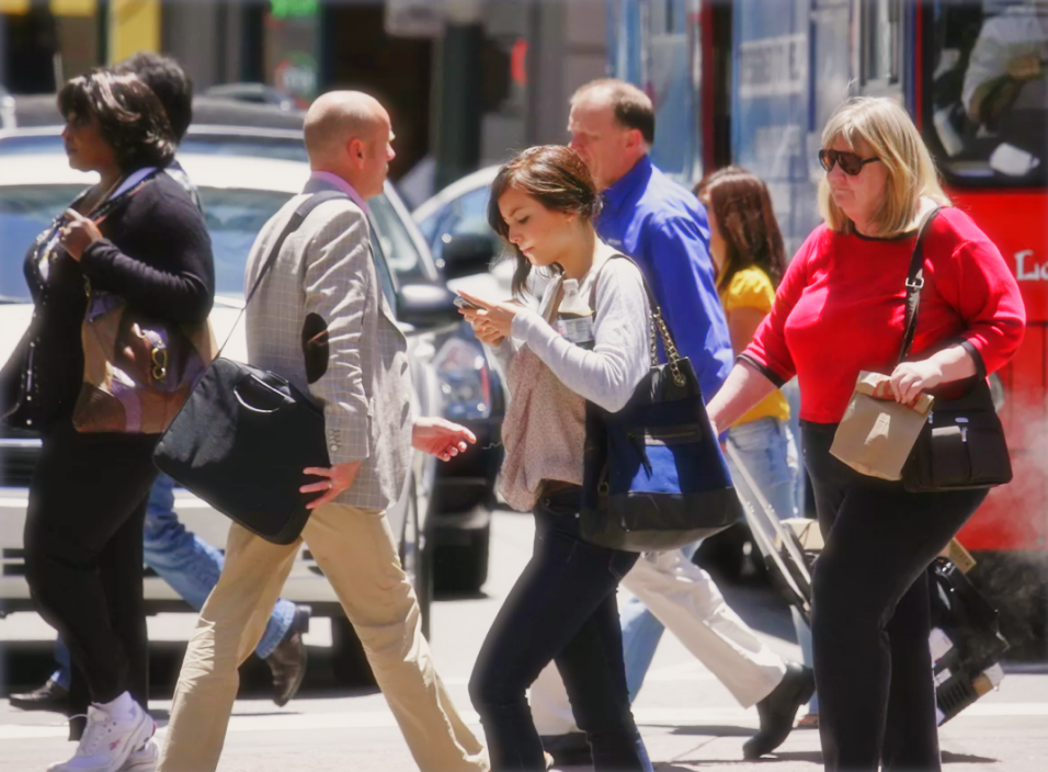 Пешеход смотрящий в смартфон создаёт препятствие для других и снижает безопасность