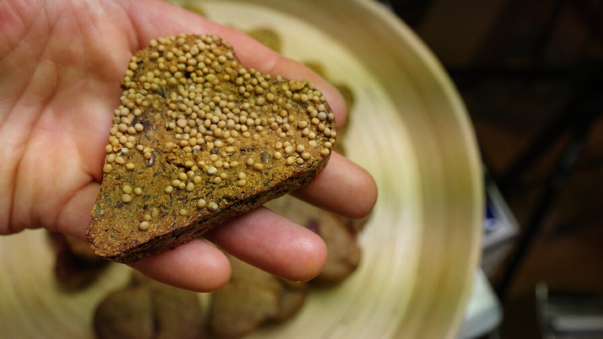 И можно посыпать каждый хлебец новыми семенами - это кориандр