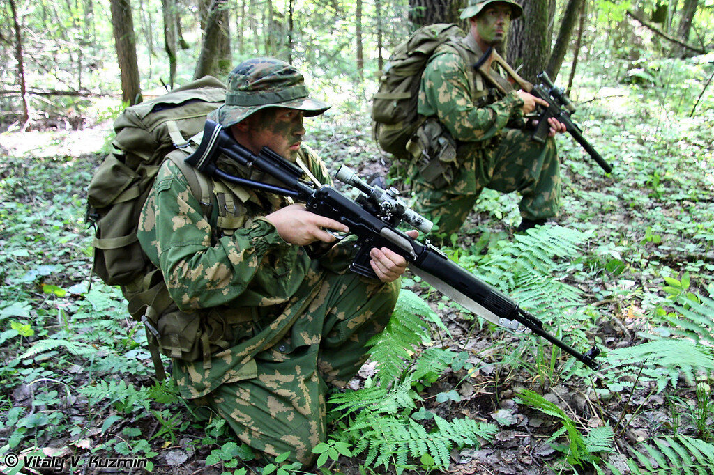 Развед группа в условиях лесистой местности 