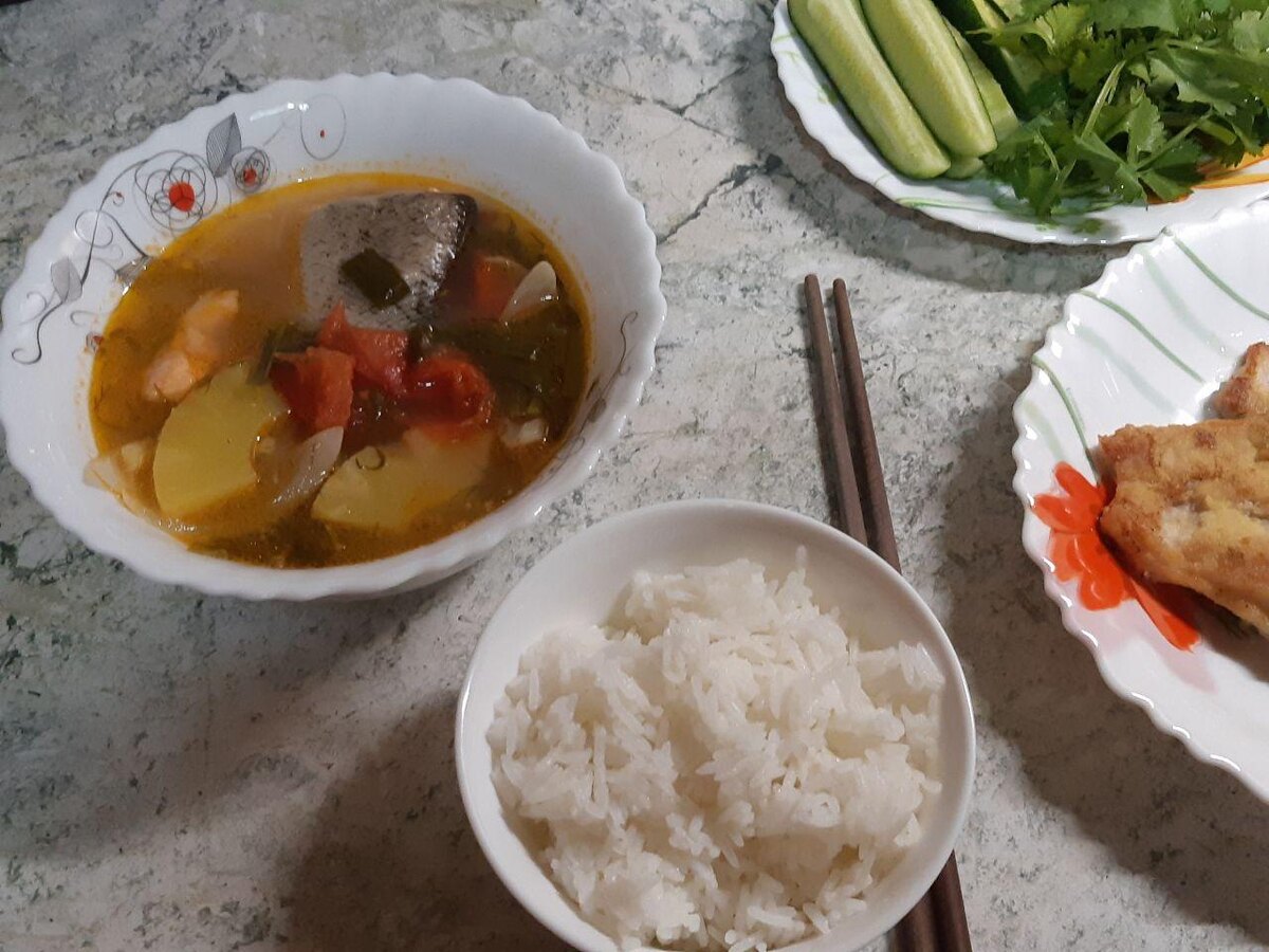 Суп из красной рыбы с ананасами по-вьетнамски