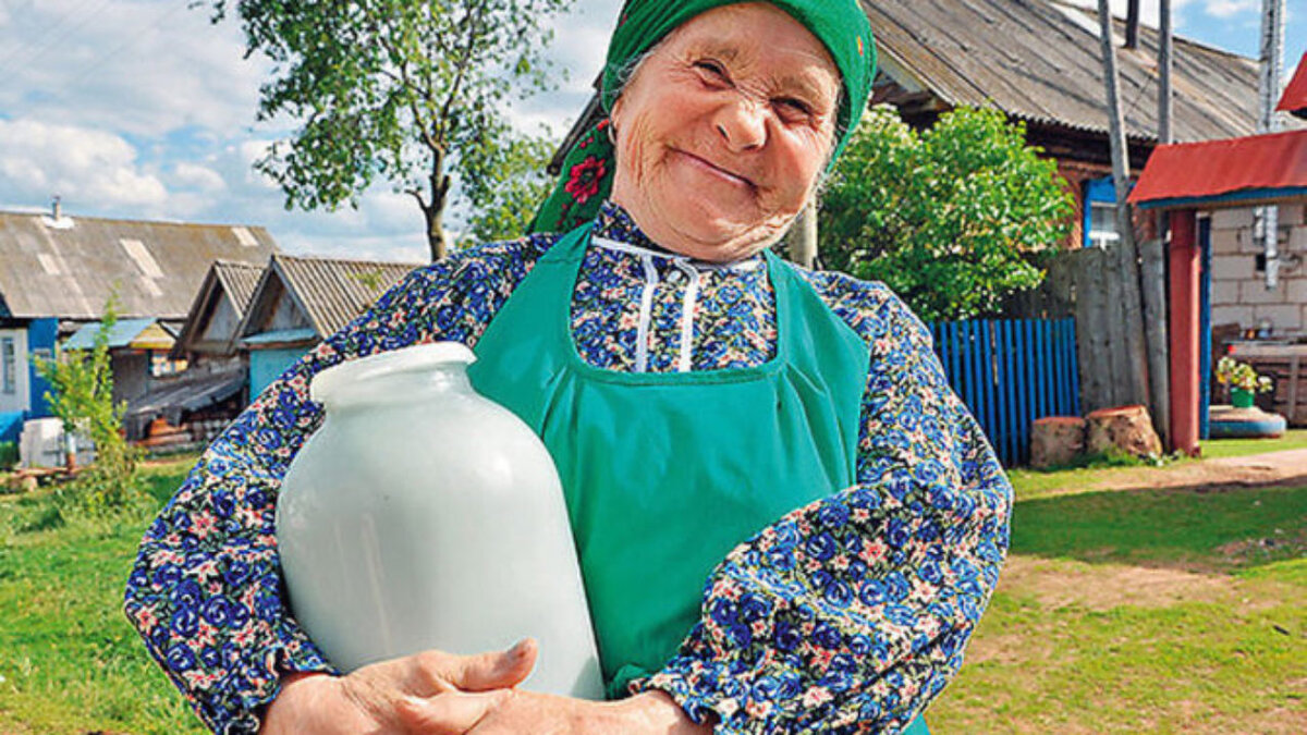 Бабушка в деревне.