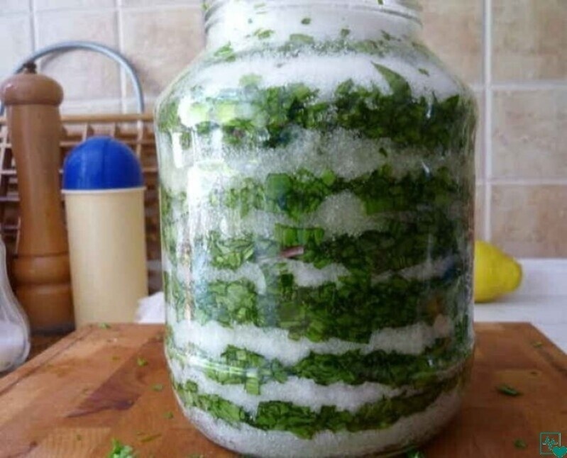 Препараты подорожника обладают противовоспалительным, ранозаживляющим, кровоостанавливающим, мочегонным, гипотензивным действием. Применяют их при гипертонии и атеросклерозе, при острых и хронических болезнях органов дыхания: сок и настой листьев подорожника – прекрасное отхаркивающее средство. Используют растение при заболеваниях желудочно-кишечного тракта, гастритах, язвенной болезни желудка и двенадцатиперстной кишки, острых и хронических энтеритах, язвенном колите.  
Если родинки начали пульсировать, болеть, разрастаться в виде опухолей – 40-дневное питье настоя подорожника, сока или листьев в меде или сахаре охранят от беды. Применяют каждые полгода для профилактики.
 
При хроническом спастическом колите приготовьте 1 кг подорожника и 1 кг сахара. Листья хорошо промойте, обсушите, уложите слоями, пересыпая сахаром (слой сахара – слой листьев), в эмалированную кастрюлю. Укутав, поставьте в темное место на 3-4 недели. Получится смесь темно-болотного цвета. Процедите и храните в холодильнике. Принимайте 3 раза в день по 1 ст. ложке за 30 минут до еды.
 
Я бы особо отметил применение подорожника при раковых опухолях (в виде влажных компрессов), а внутрь – при раке легких и желудка, для чего смесь тонко измельченного свежего листа с равным количеством сахарного песка настаивают в теплом месте в течение 2 недель. Полученную жидкость принимают 3-4 раза в день по 1 ст. ложке за 20 минут до еды.
 
А вообще подорожник – надежное лечебное средство во всех лекарственных формах.
 
Сок подорожника с медом    
 
1-й способ: вымытые свежие листья растирают в ступке, добавляют немного воды и нагревают до кипения. Не процеживая, обильно сдабривают медом. При кашле и температуре принимают по 1 ч. ложке каждый час.
 
2-й способ: хорошо вымытые листья режут, мнут, выжимают сок, смешивают его с равным количеством меда и варят 20 минут. Принимают по 1 ст. ложке 3 раза в день за 15-20 минут до еды при гастритах, колитах, коликах. Хранят в плотно закрытой посуде, в прохладном месте. На зиму сок заливают водкой в равных пропорциях.
 
Доктор медицинских наук, профессор Анатолий Байбаков, ЗОЖ №15, 2005 г
 
Однажды, когда мне было лет 30, у меня сильно заболел живот, такие резкие боли, как будто ножом кто-то резал по живому. Знакомые посоветовали лечиться соком подорожника.
 
Муж работал шофером. Нарвал чуть ли не целый мешок листьев подорожника. Я их в нескольких водах вымыла, разложила по всем противням, тазам, чтобы вода с них стекла. Затем посекла, как капусту, смолола на мясорубке и процедила через марлю. Затем добавила сахара столько же, сколько вышло сока, поставила в холодильник. Дней семь размешивала, пока сахар не разошелся, а затем пила за полчаса до еды по 1 ст. ложке. Не помню, сколько я выпила – литр или пол-литра, но с тех пор не испытываю боли в животе. Иногда, если вдруг и возникнет дискомфорт, сразу же делаю немного сока подорожника, пью, и все проходит.
 
С гастритом знакомы многие. Я также болел гастритом с повышенной кислотностью желудочного сока. Лечение приносило лишь временное облегчение, пока мне не посоветовали пить сок подорожника.
 
Для получения сока листья подорожника срываю с черешками, лучше в период цветения и вдали от дорог, тщательно промываю в холодной проточной воде, стряхиваю воду, раскладываю подорожник на чистой белой бумаге или простыне для просушки. Два-три часа проветриваю в тени, два-три раза ворошу. Обсохшие листья пропускаю через мясорубку, отжимаю сок через два слоя марли и смешиваю с медом или сахаром (на литр сока — килограмм сахара или 0,7 л меда). Тщательно перемешиваю деревянной ложкой или лопаткой в эмалированной или стеклянной посуде. Смесь заливаю в чистую трехлитровую банку, плотно закрываю и ставлю в темное место. Встряхиваю два раза в день. Спустя две недели лекарство готово.
 
Принимать по 1 ст. ложке 3 раза в день за 30 минут до еды. На курс лечения необходимо не менее 2 л целебной жидкости. В период лечения исключил из питания жареное, соленое, копченое, сухие колбасы, спиртное и курение (особенно натощак). Для полного излечения на следующий год (а при необходимости и на третий) курс повторить.
 
Расскажу, как мама вылечила больные легкие. Мама стала быстро худеть и сильно кашляла. Поехала на рентген. Оказалось, на обоих легких каверны с 5-копеечную монету. Были ли тогда снимки — не помню, но ей дали рисунок от руки и предписали усиленное питание, а где его в те годы было взять?..
 
Незнакомая женщина, с которой мама разговорилась на автобусной остановке, подсказала рецепт: 500 г сахара, 400 г листьев подорожника, 0,5 стакана воды. Листья порезать как можно мельче, все компоненты смешать, поставить на медленный огонь и томить до тех пор, пока смесь не станет светло-коричневой. Сложить ее в банку, принимать по 1 ст. ложке в любое время суток, но обязательно натощак. Лекарство оказалось очень приятным на вкус, и мама стала лечиться. Вскоре у нее появился аппетит, она начала поправляться.