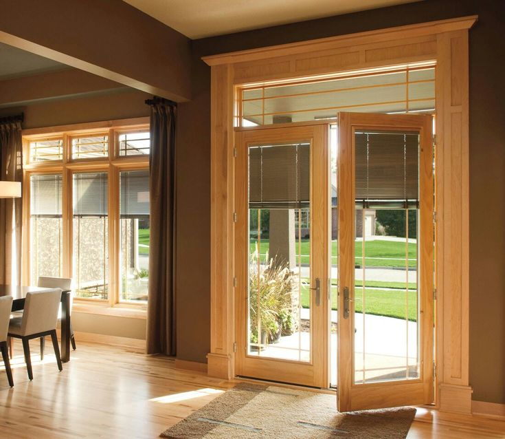 5 видов деревянных дверей со стеклопакетами: в каком доме они уместнее всего