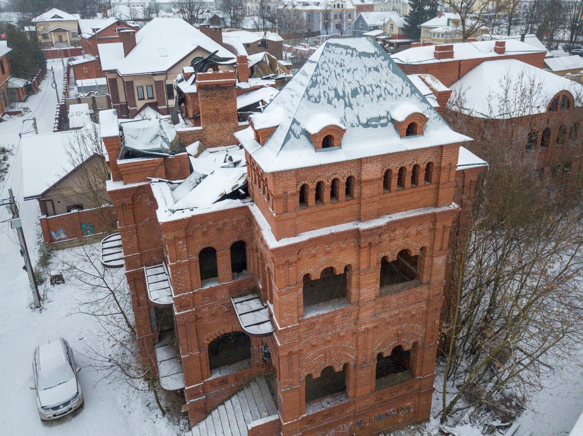 Особняки похожи друг на друга: построены из красного кирпича по моде 90-х годов прошлого века. Фото автора