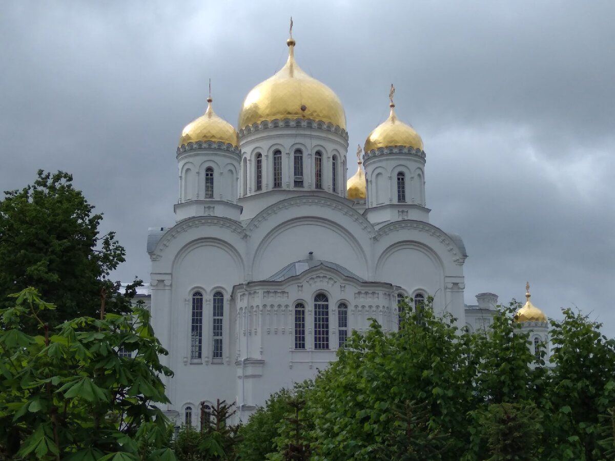 Спасо-Преображенский собор на фоне пасмурного неба