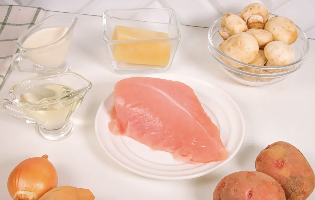 Подготовьте все ингредиенты. Промойте филе грудки, грибы и овощи. Очистите картофель и репчатый лук. Поставьте духовку на разогрев до 180 С.