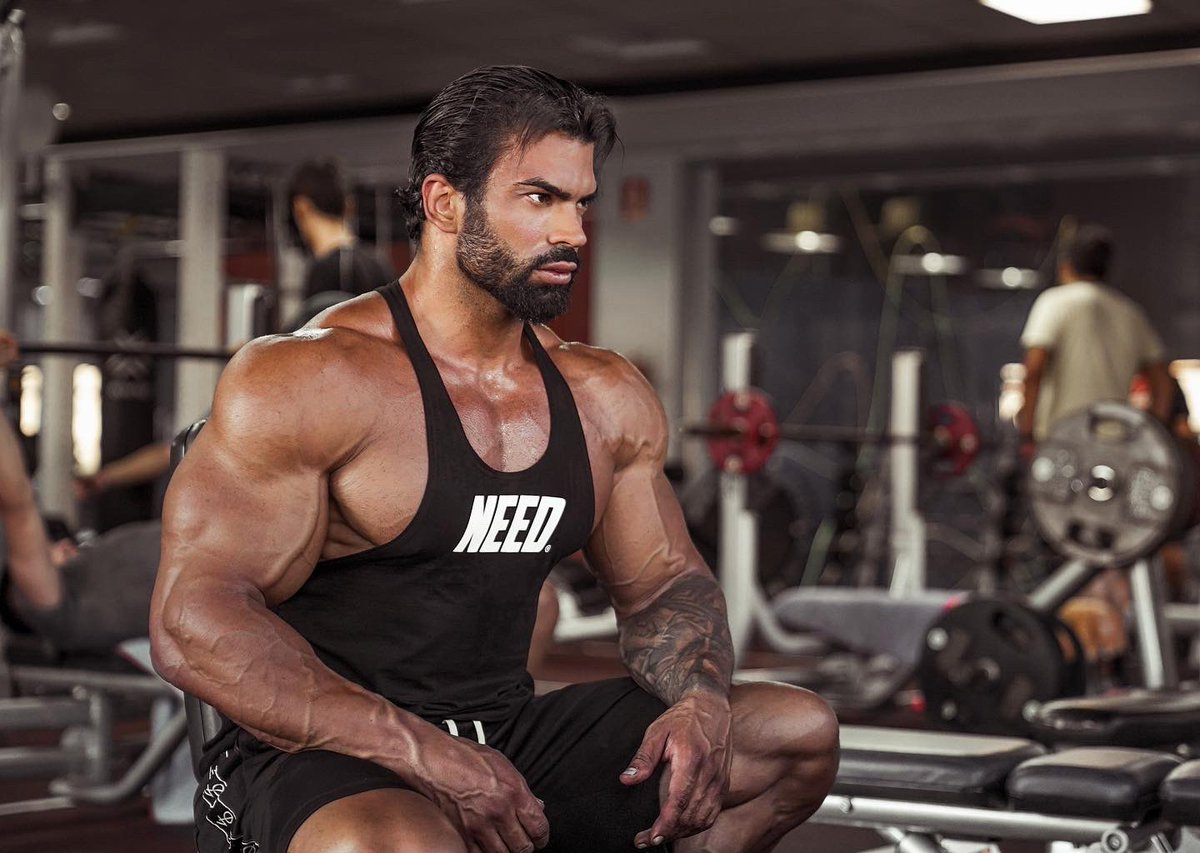 Самый красивый спортсмен в мире внезапно мутировал в непонятного Шрека. Рассказываю что случилось с его лицом.