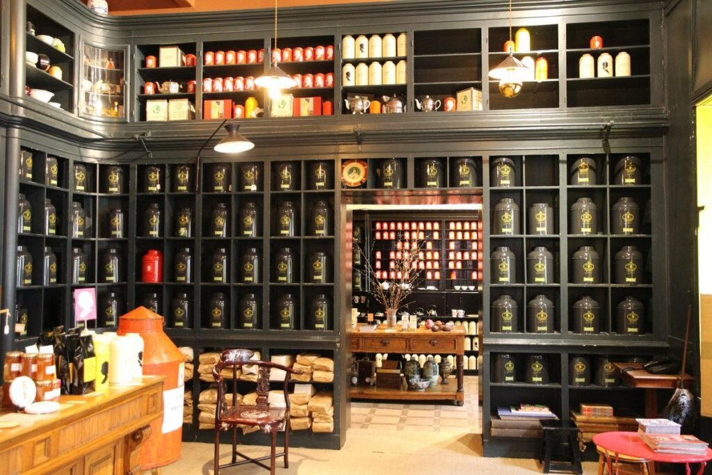 Интерьер чайного магазина Companhia Portugueza do Chá в Лиссабоне