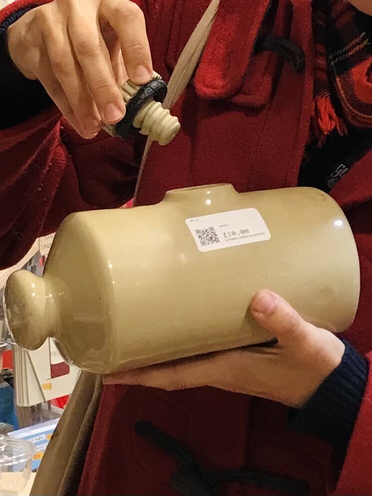 Этот предмет стоит £10 (1000 рублей). Фотография из личного архива. 