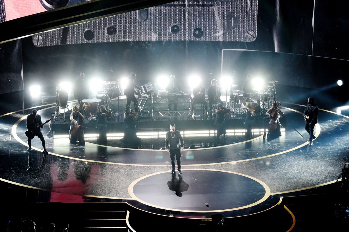 Это легендарный момент выступления Эминема на церемонии Оскар, в честь фильма "8 миля". У меня были мурашки, когда я смотрел запись.