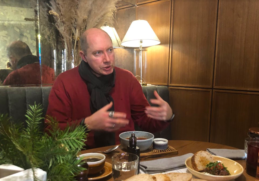 Для начала представлюсь. Меня зовут Яков Можаев. Я - гастрокритик со стажем. Рассказываю на своем канале о рецептах уральской кухни, езжу по разным местам нашей страны и пробую местную еду. Также являюсь ведущим кулинарного шоу «Можно». Вернемся к насущным вопросам. 