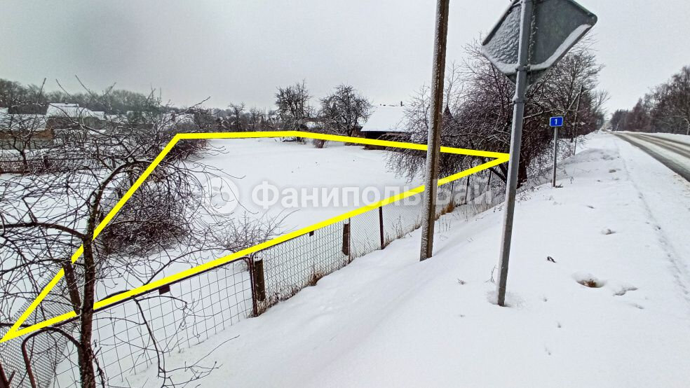 На фото: желтым цветом отмечена граница выставленного на аукцион земельного участка. Фотография носит иллюстративный характер.