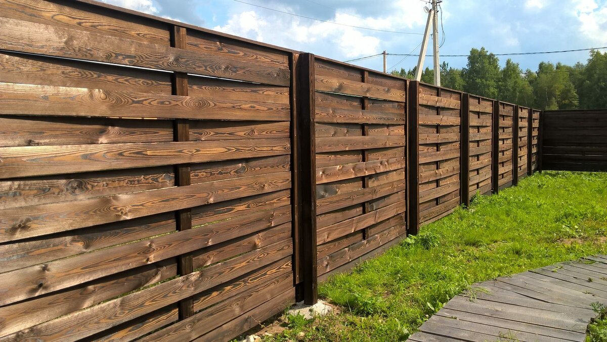 Пример реализации забора плетёнки из каменного дерева 