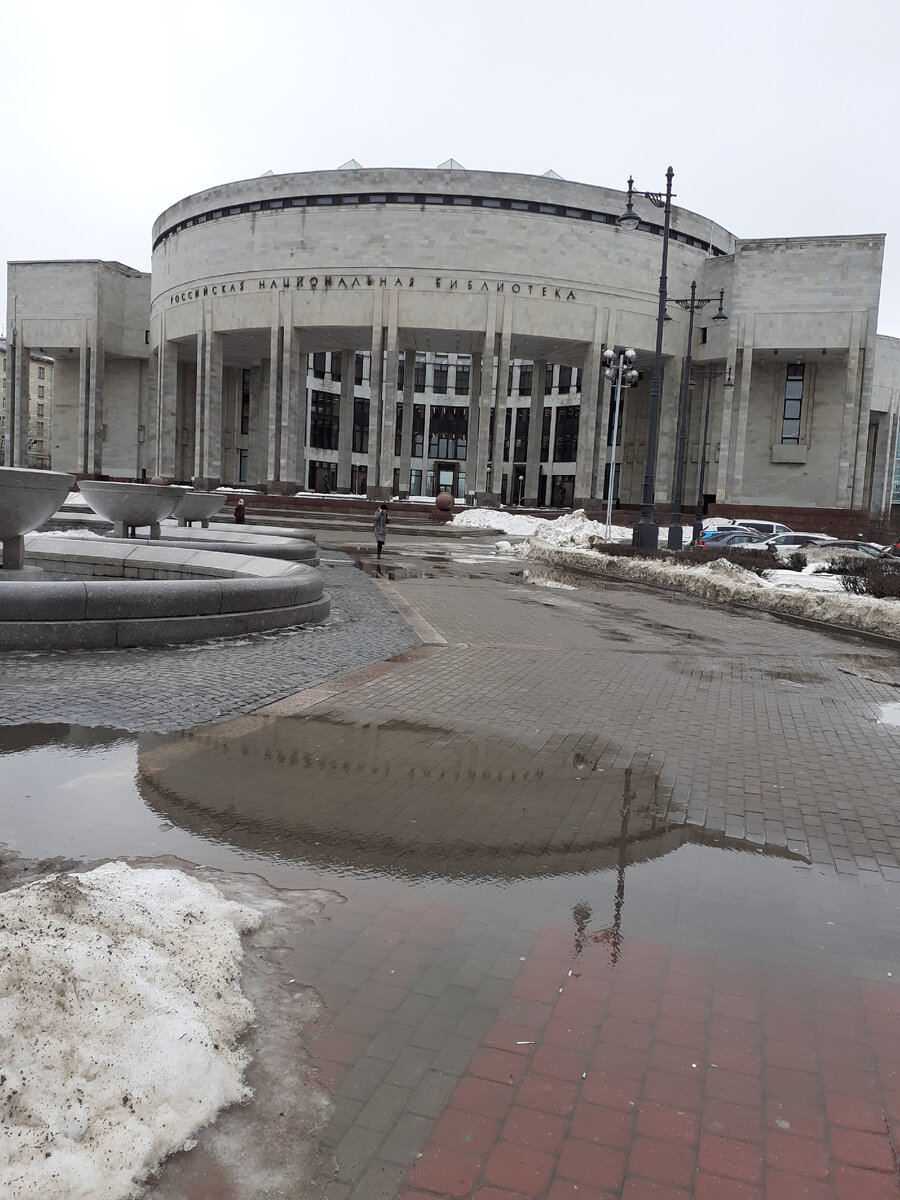 Здание библиотеки.