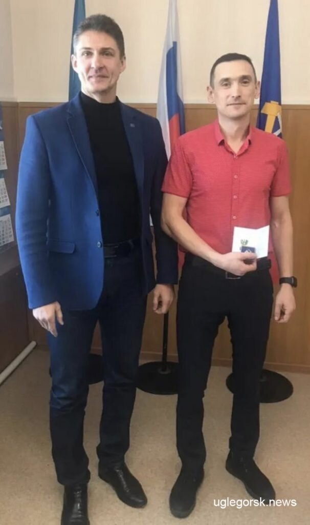 В 2022-м губернатор области наградил М. Фитя (справа) за особый вклад в развитие региона. Торжественно вручил награду мэр Д. Цуканов (слева)