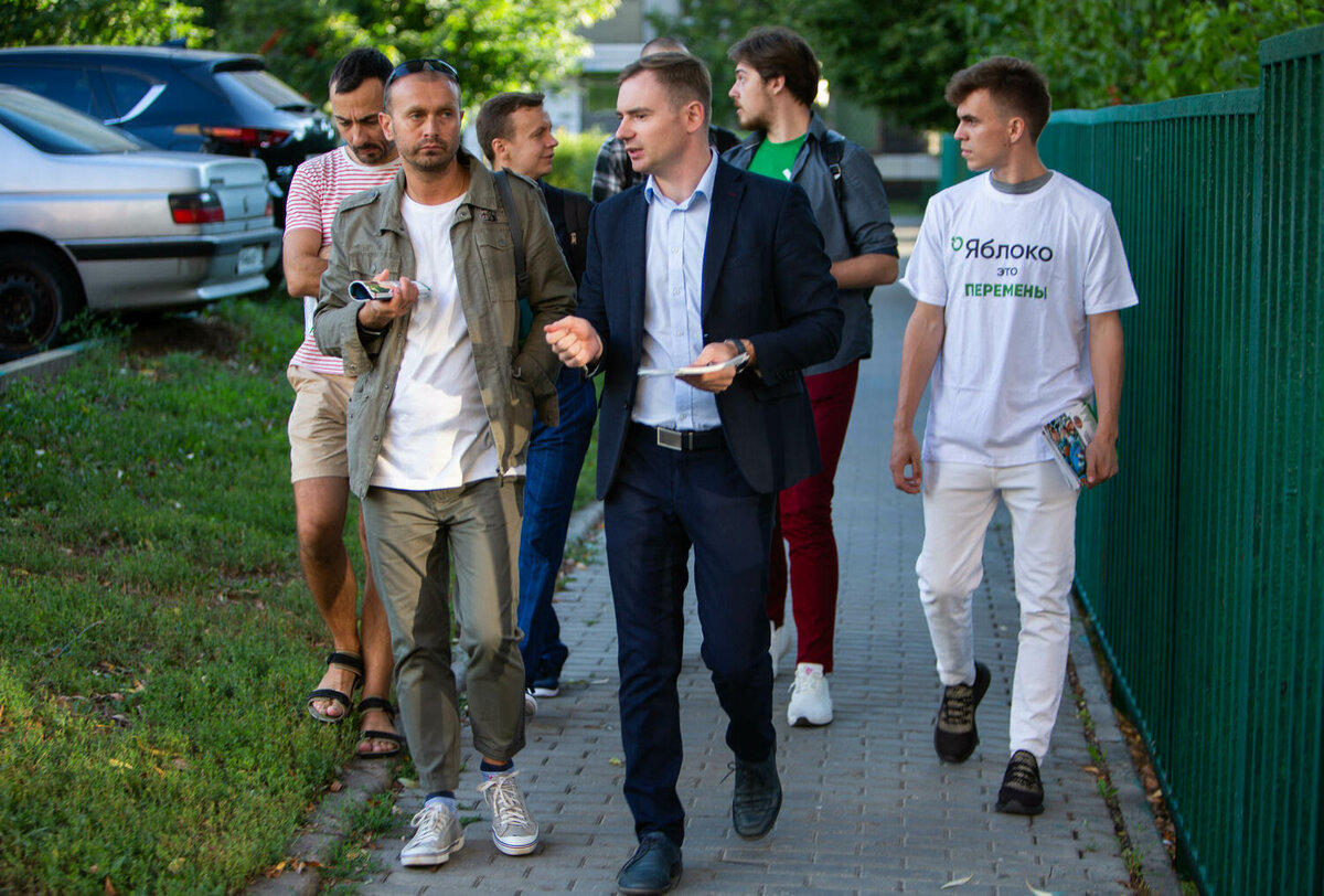 Максим Круглов на встрече с жителями Москвы, лето 2021 года. Фото: пресс-служба партии «Яблоко»