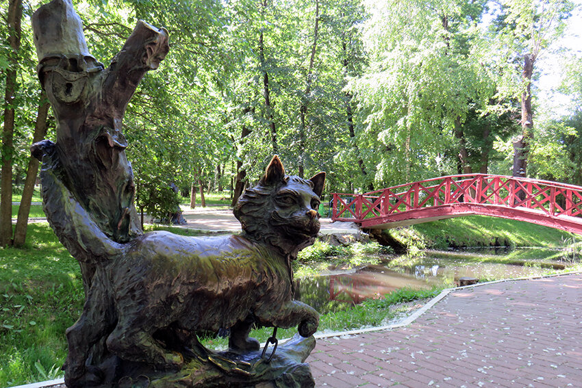 Уютные зеленые аллеи, интересные тематические площадки, веселые аттракционы - все это делает парк имени Пушкина в Саранске излюбленным местом отдыха.-6