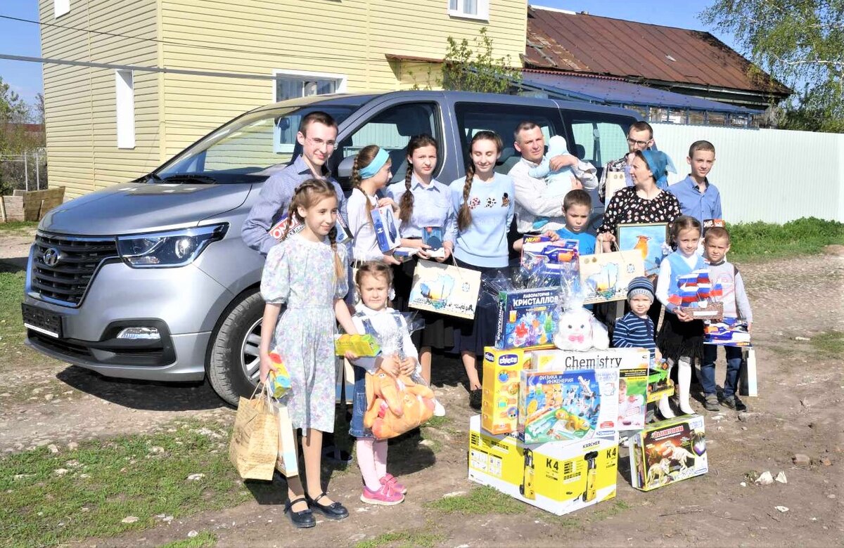 Яндекс-картинки. Многодетных осыпают дарами