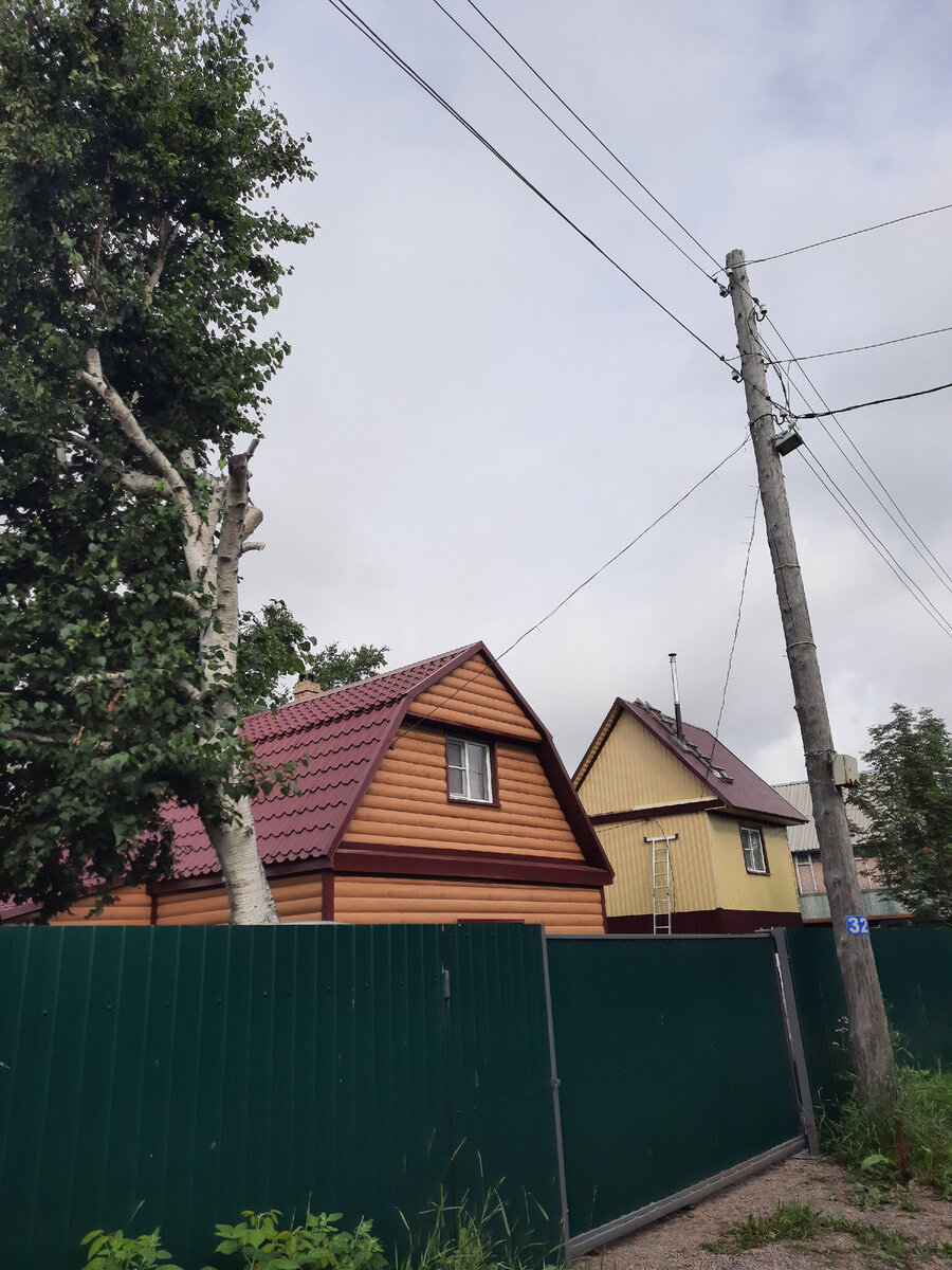 Улочки с  металлическими глухими заборами , за которыми мало что можно увидеть