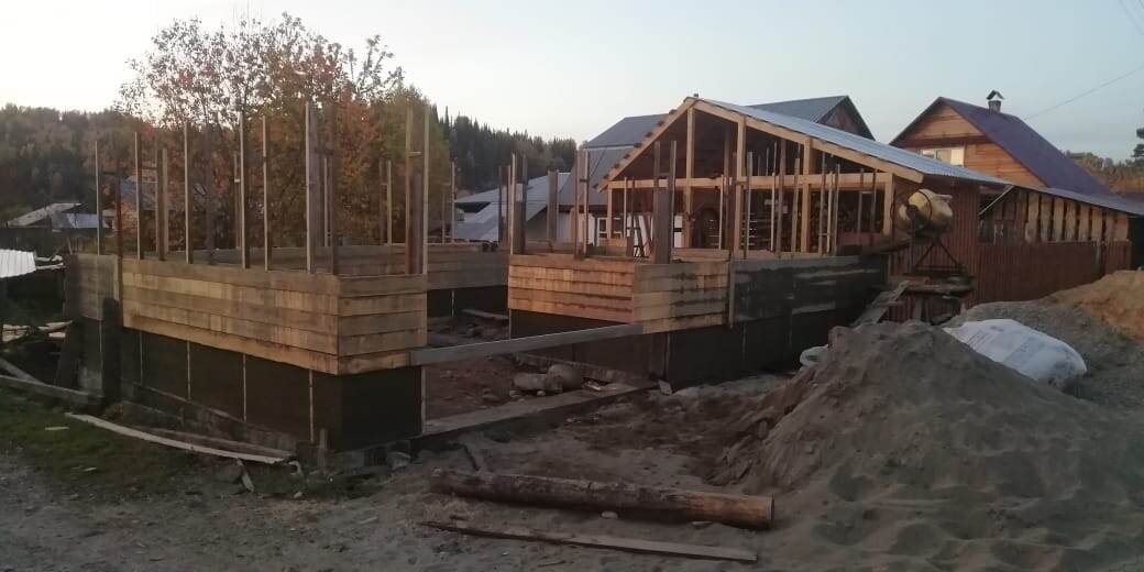 Заливка второго пояса стены