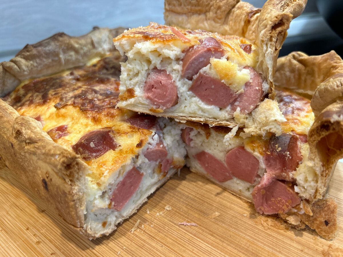 Фото автора. Этот рецепт обалденного пирога на скорую руку из дешёвых сосисок в духовке, рассказала всем соседям, скупили всё тесто в магазине. Вкусно очень, очень.