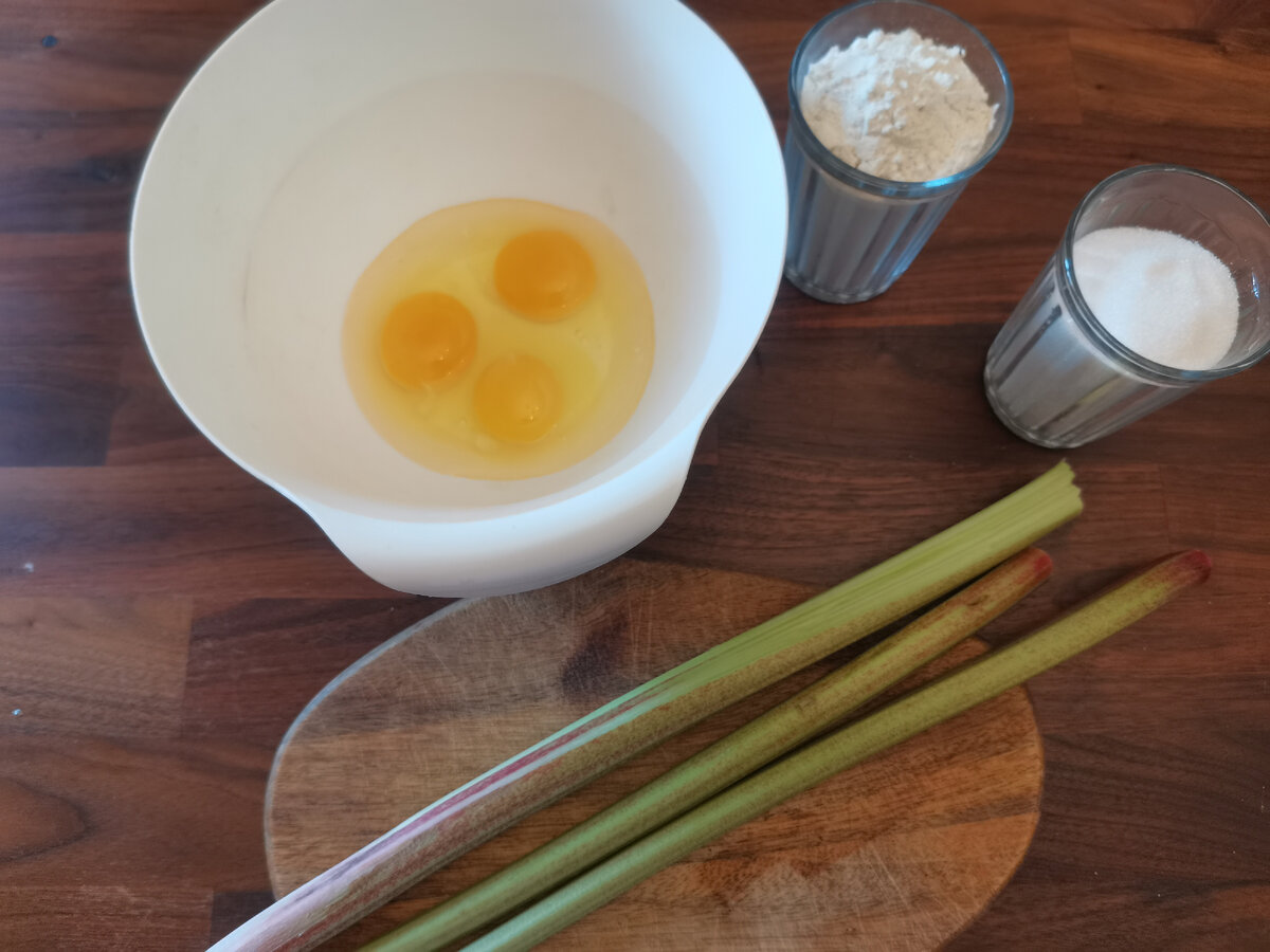 Сегодня готовлю шарлотку из ревеня