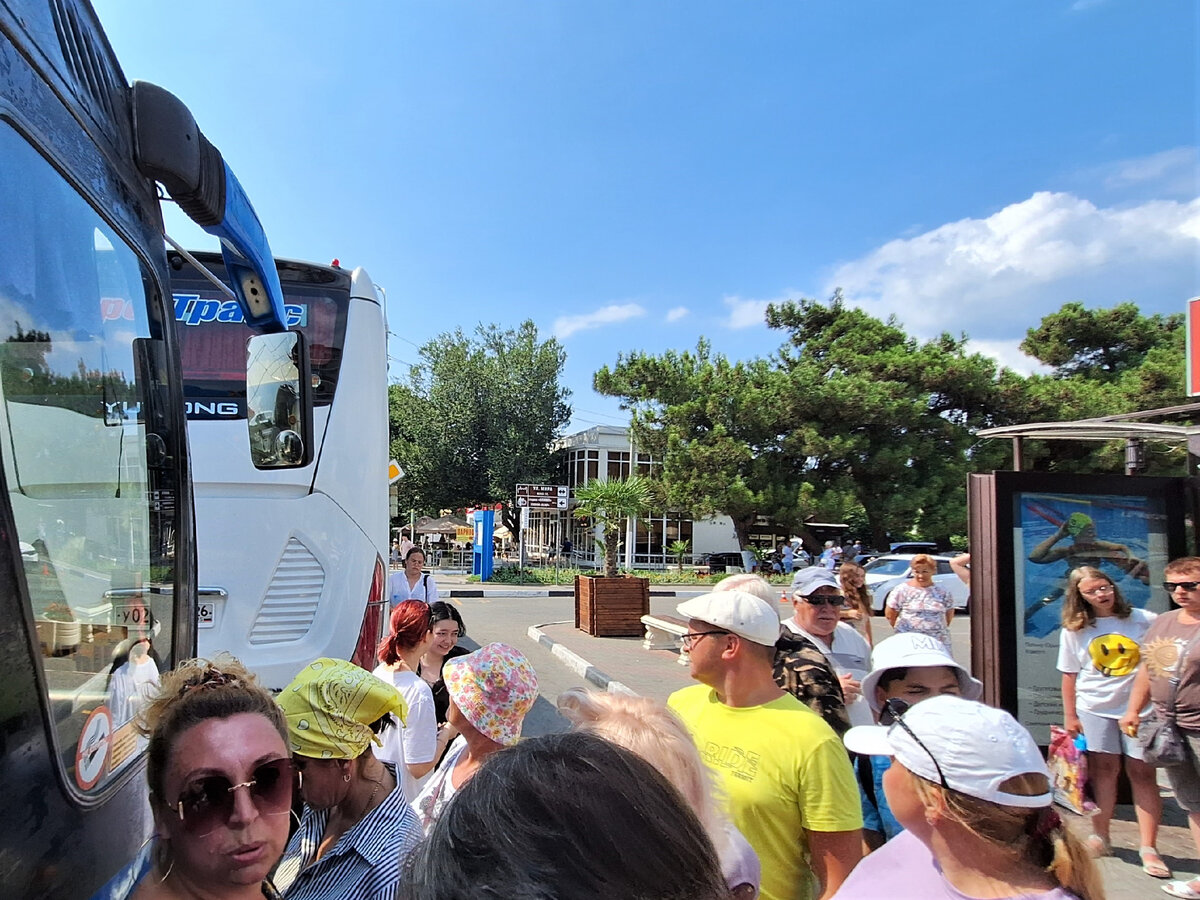 Стоим у закрытого автобуса, который нас не повезёт